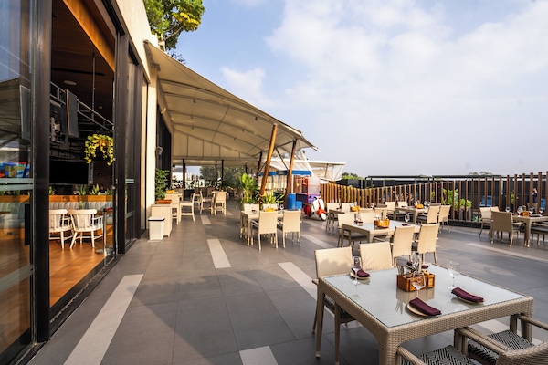 Se sirven desayunos, almuerzos y cenas; junto a la piscina