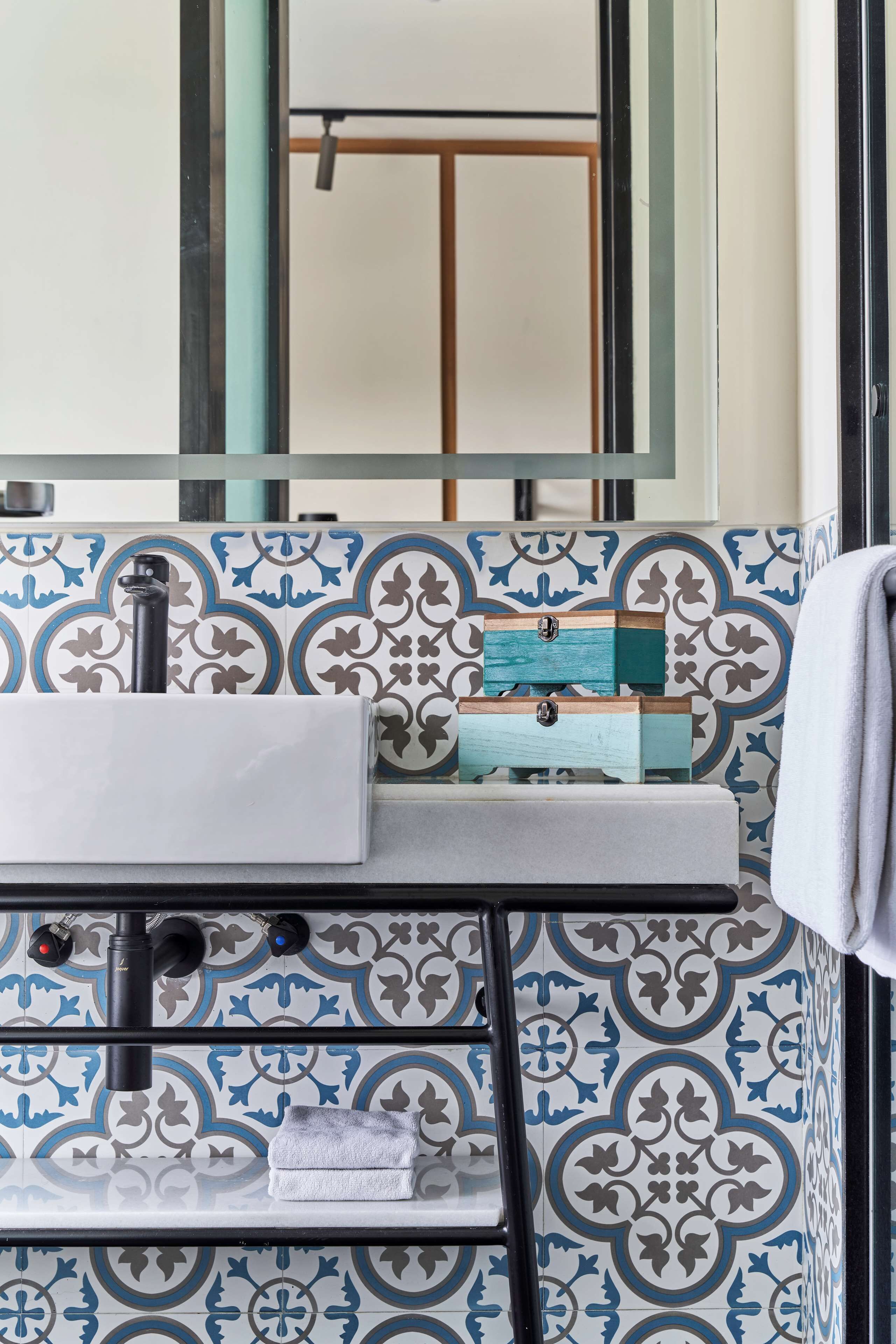 shower, rainfall showerhead, free toiletries, hair dryer