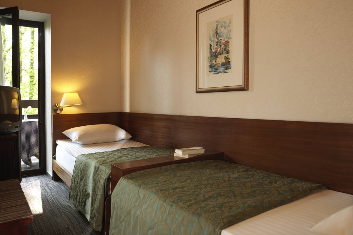 Twin Room | In-room safe, free WiFi