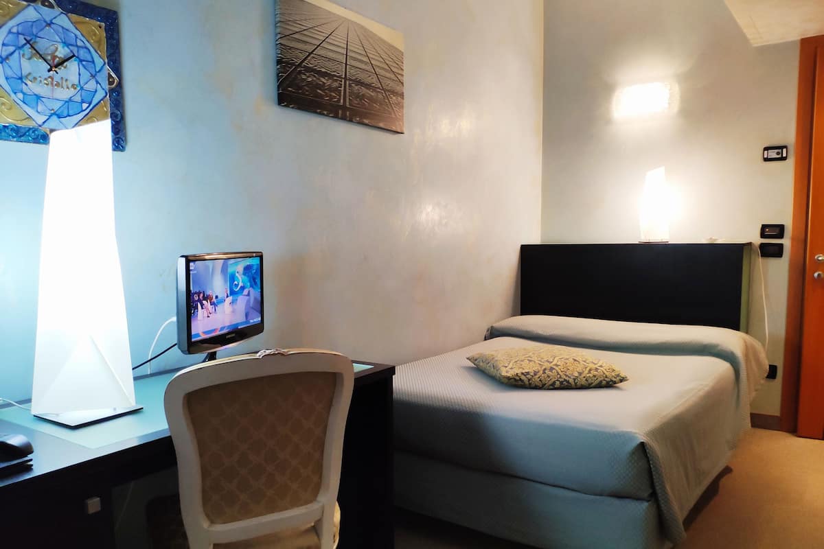 Minibar, in-room safe, individually decorated, individually furnished