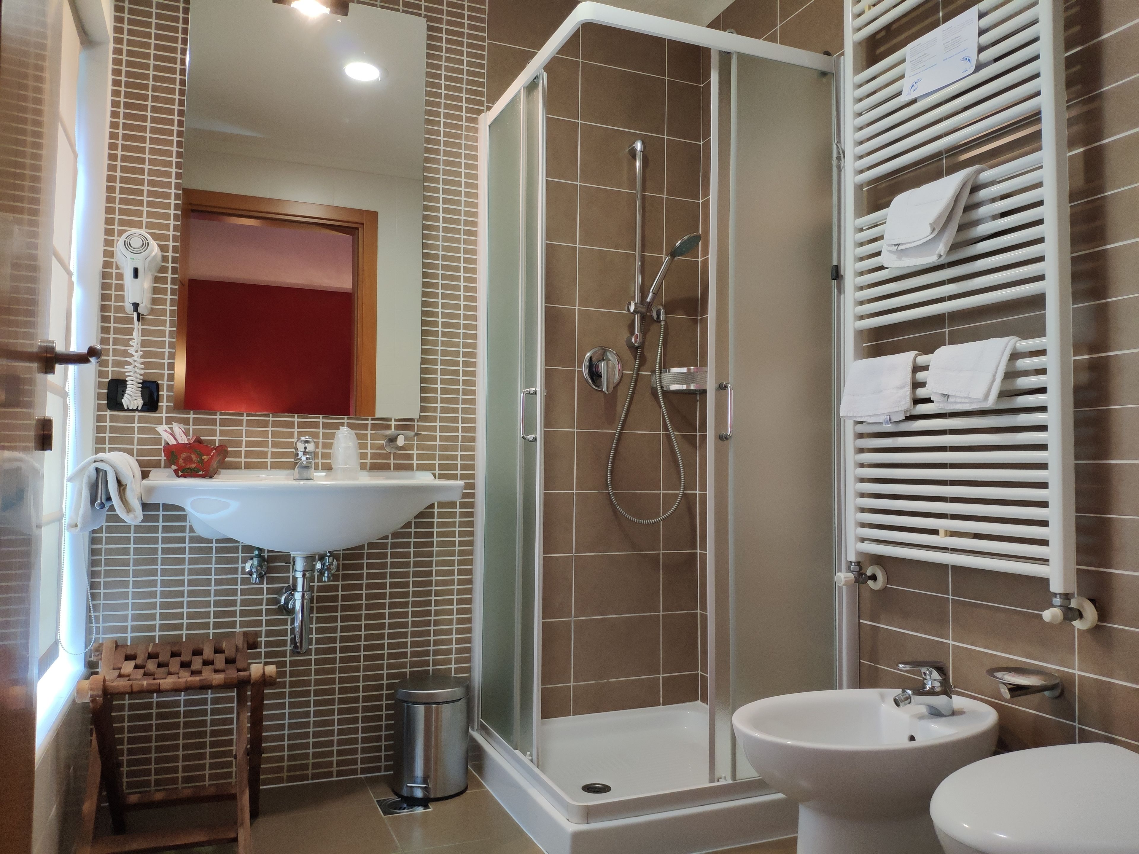 Regendusche, Haartrockner, Bidet, Handtücher