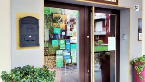 Ein Schaufenster mit einem Schild, auf dem „feelFun“ steht, und einem Glastür-Eingang.