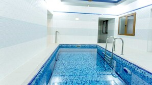 Kolam renang indoor