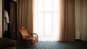 Studio Suite Eksekutif, 1 Tempat Tidur King, pemandangan kota | Area keluarga | TV layar datar