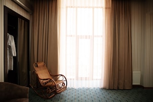 Executive studio suite, 1 kingsize bed, uitzicht op stad | Woonruimte | Een flatscreentelevisie