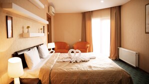 Kamar Double Deluks | Seprai premium, minibar, brankas, dan meja kerja