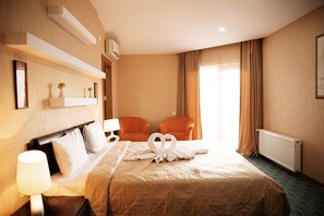 デラックス ダブルルーム | 高級寝具、ミニバー、セーフティボックス (室内)、デスク