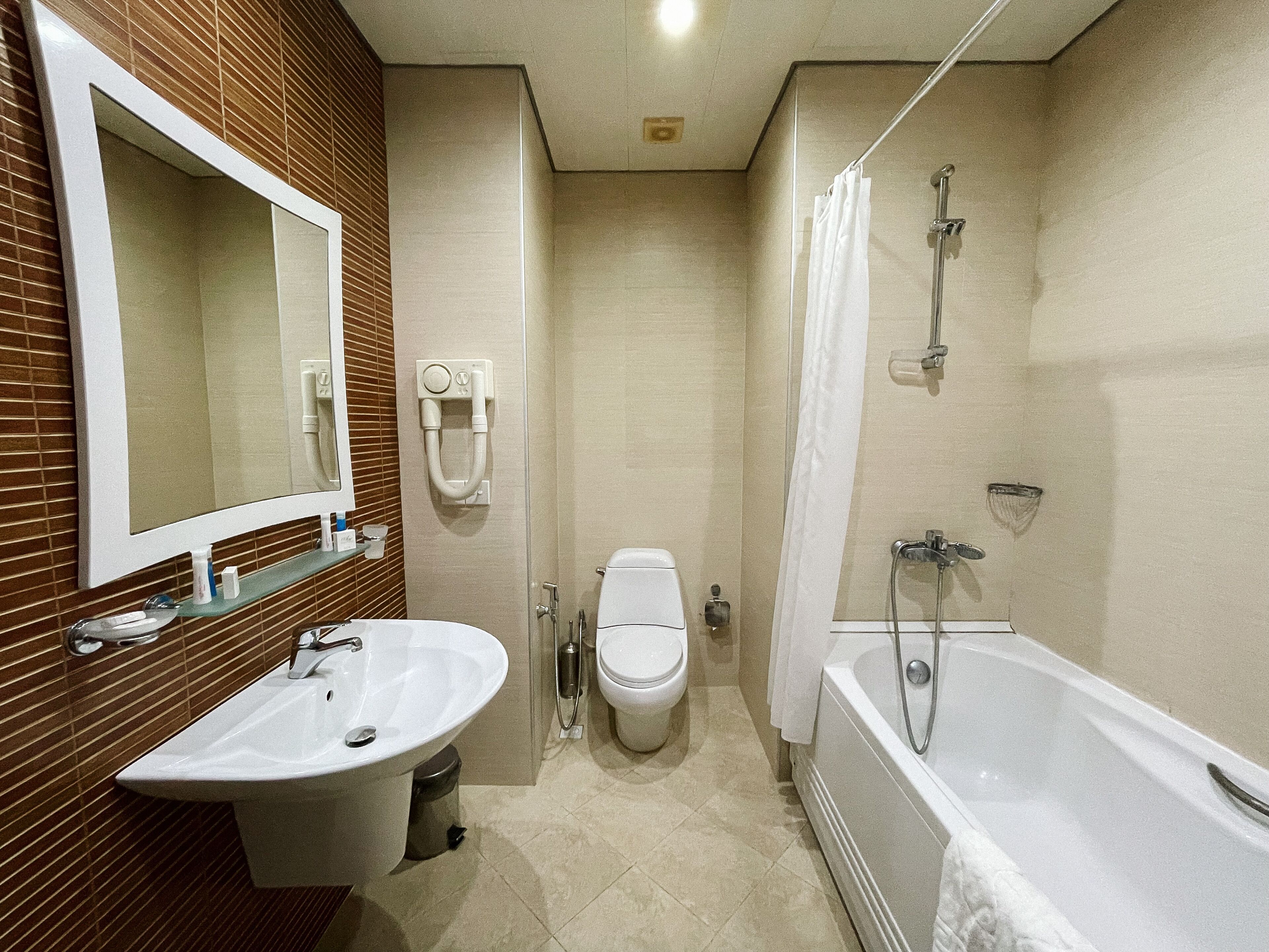 Executive studio suite, 1 kingsize bed, uitzicht op stad | Badkamer | Gratis toiletartikelen, een haardroger, badjassen, pantoffels