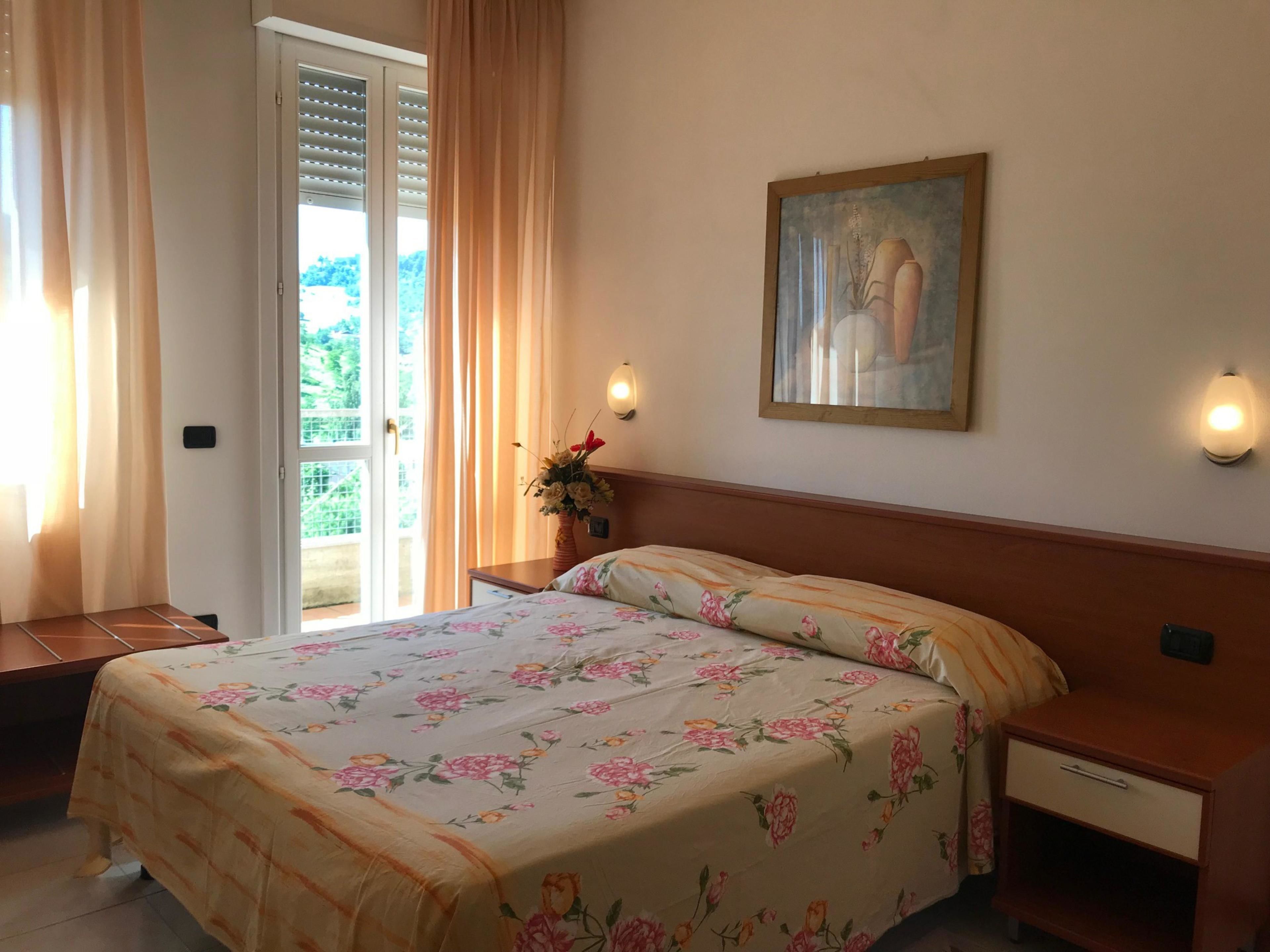 Camera Deluxe con letto matrimoniale o 2 letti singoli, vista collina | Biancheria da letto di alta qualità, minibar, una cassaforte in camera