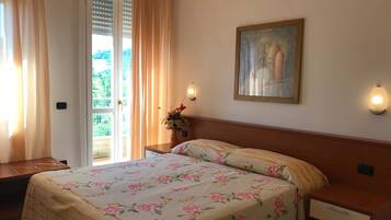 Camera Deluxe con letto matrimoniale o 2 letti singoli, vista collina | Biancheria da letto di alta qualità, minibar, una cassaforte in camera