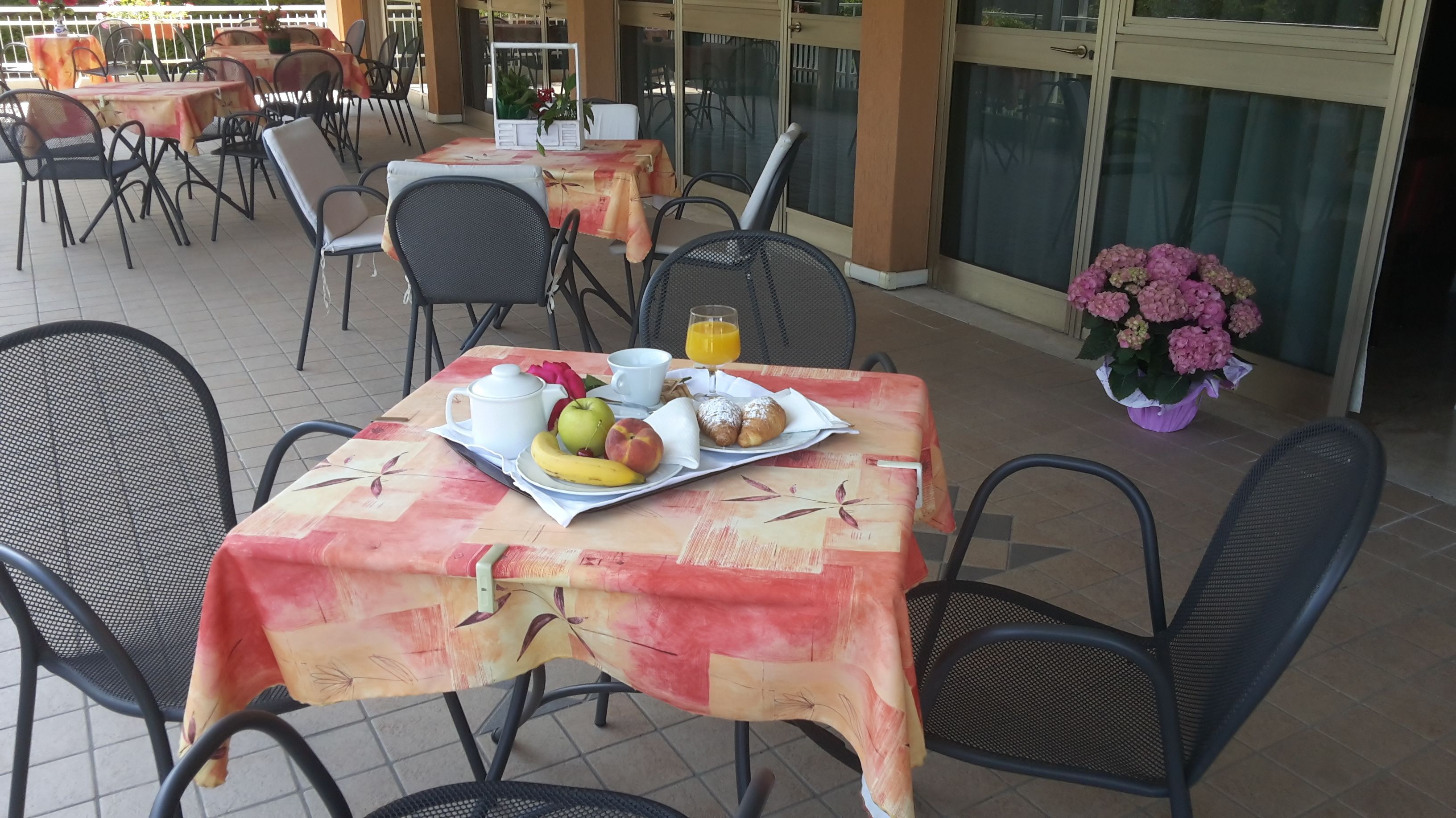 Petit déjeuner, déjeuner et dîner servis sur place