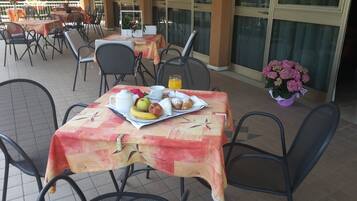 Petit déjeuner, déjeuner et dîner servis sur place