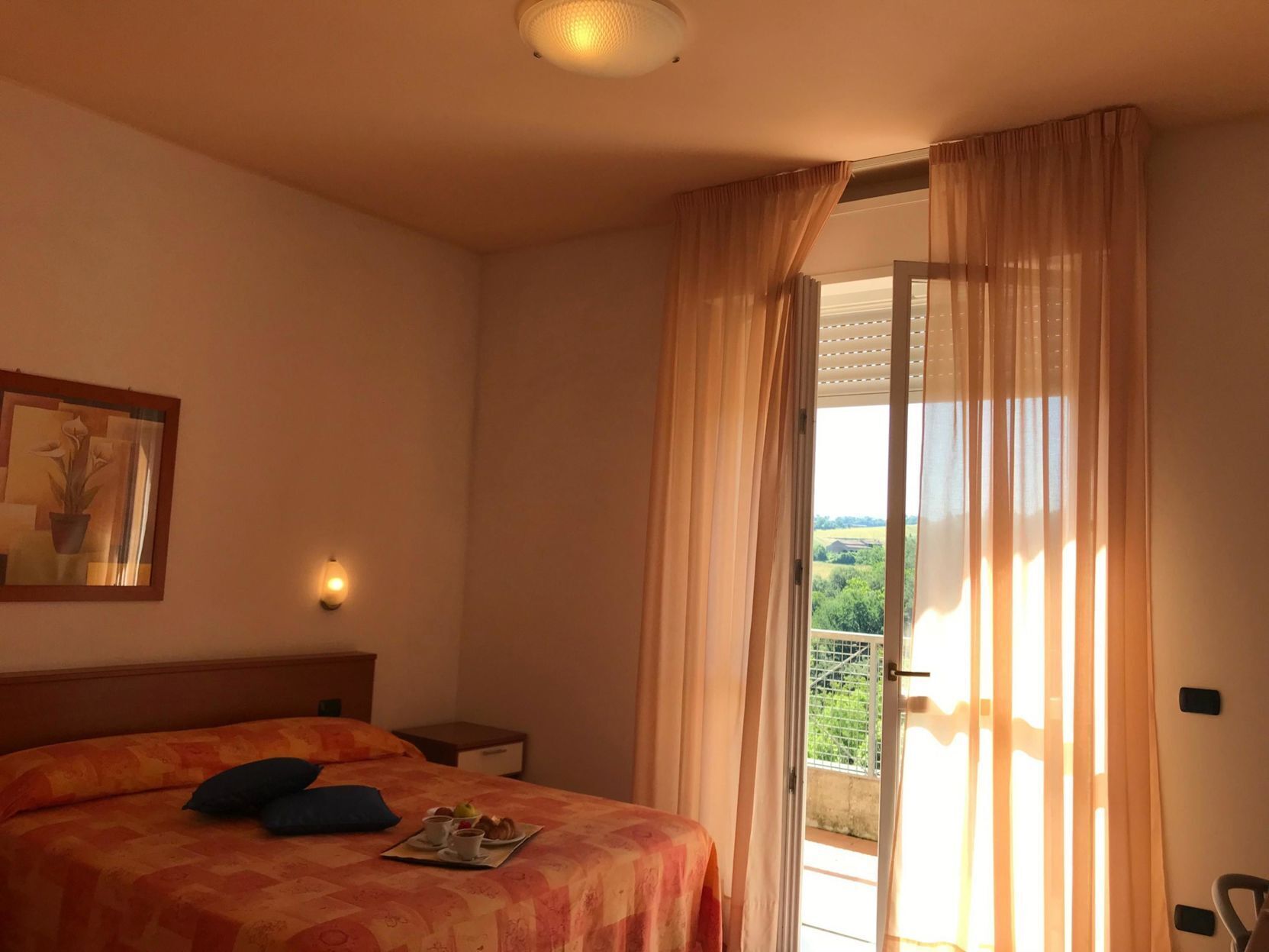 Luxe beddengoed, een minibar, een kluis op de kamer, een bureau