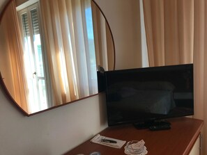 Vierbettzimmer, Hügelblick | Hochwertige Bettwaren, Minibar, Zimmersafe, Schreibtisch