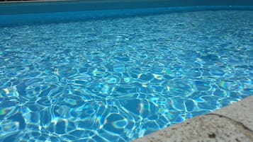 Außenpool (je nach Saison geöffnet), Sonnenschirme