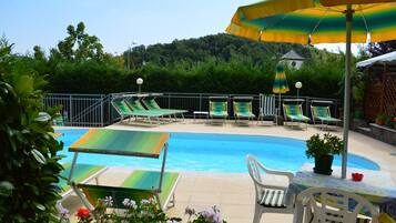 Außenpool (je nach Saison geöffnet), Sonnenschirme