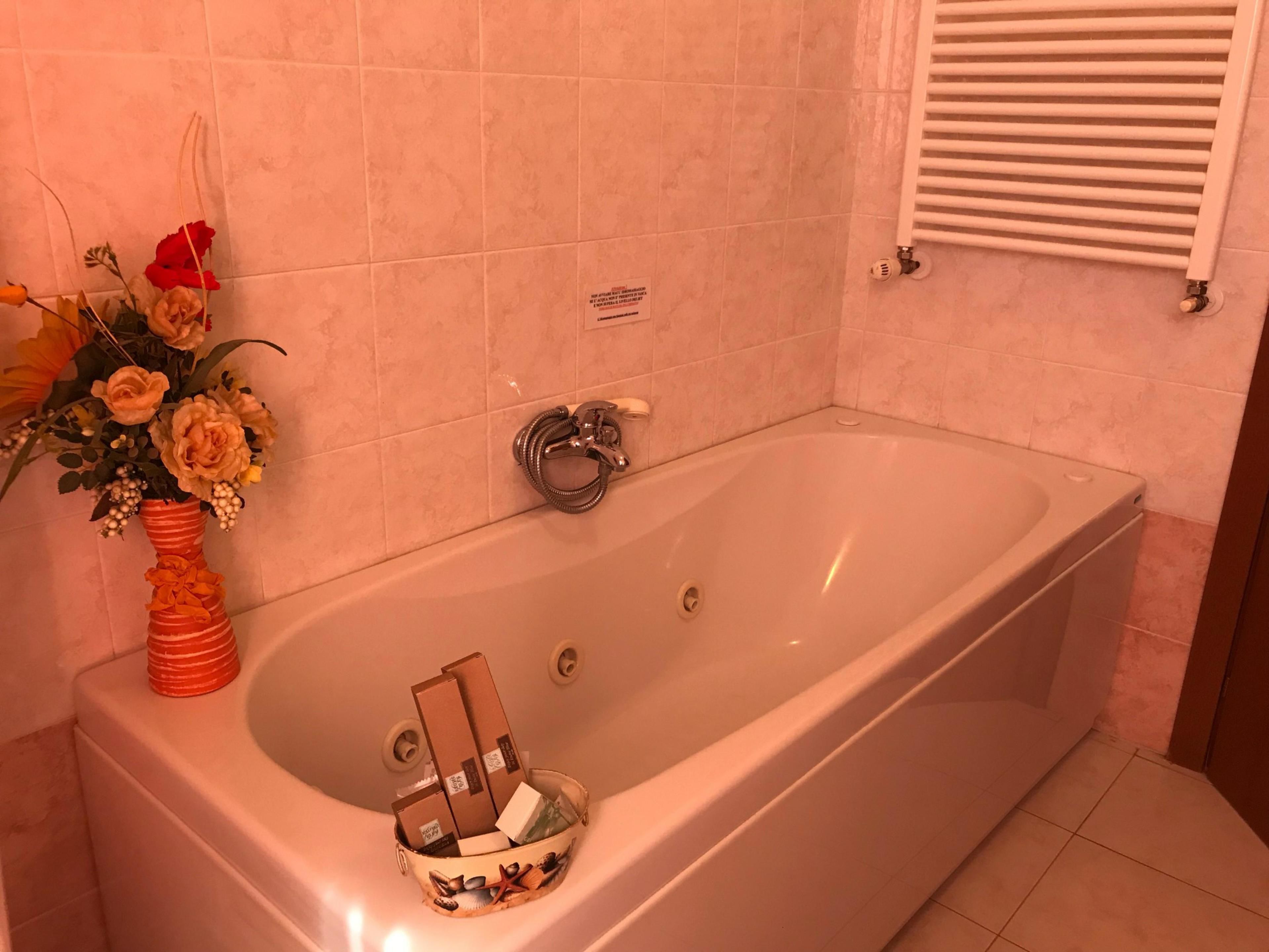 deluxe double or twin room, hill view | jetted bathtub