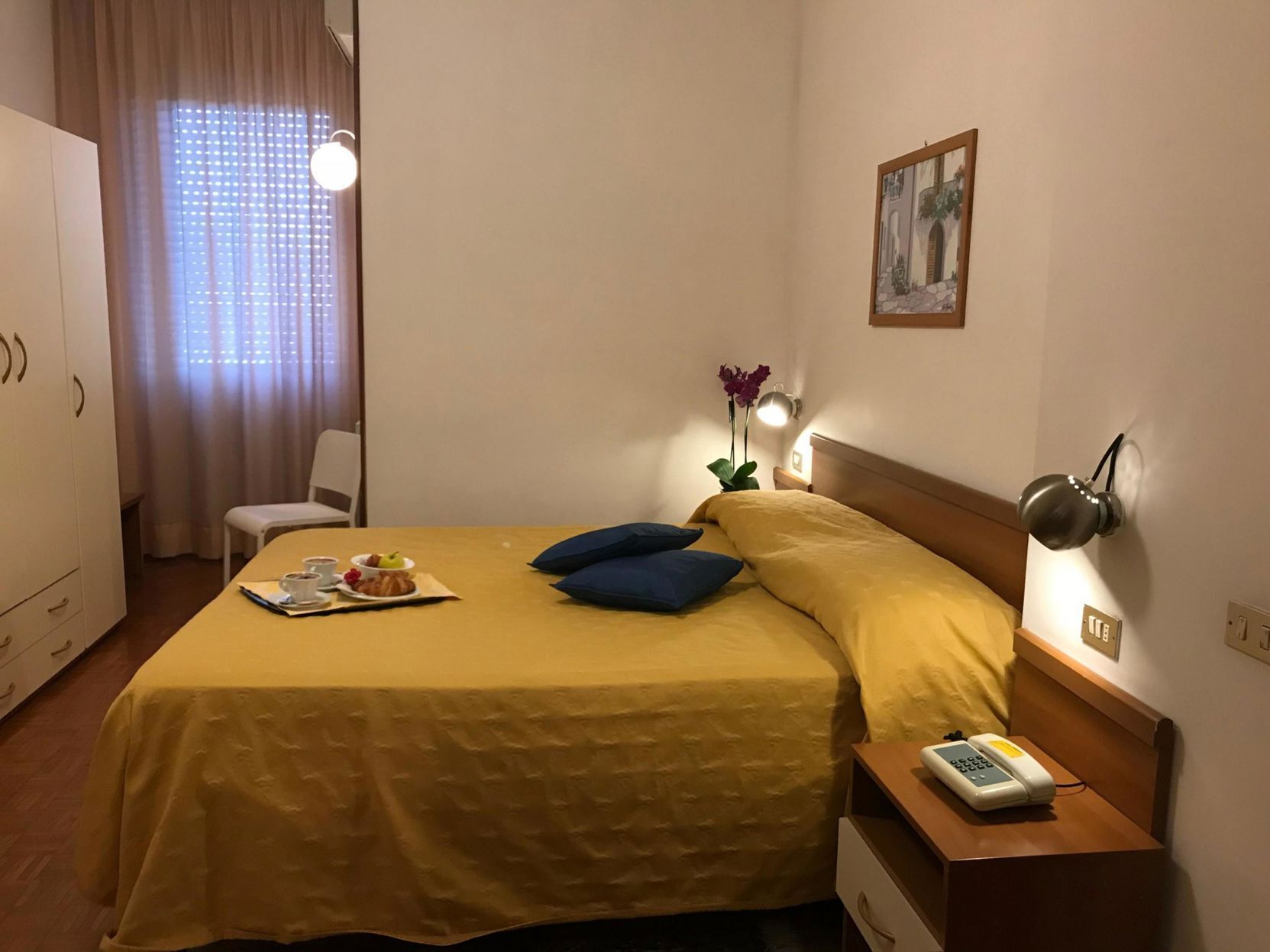 Luxe beddengoed, een minibar, een kluis op de kamer, een bureau