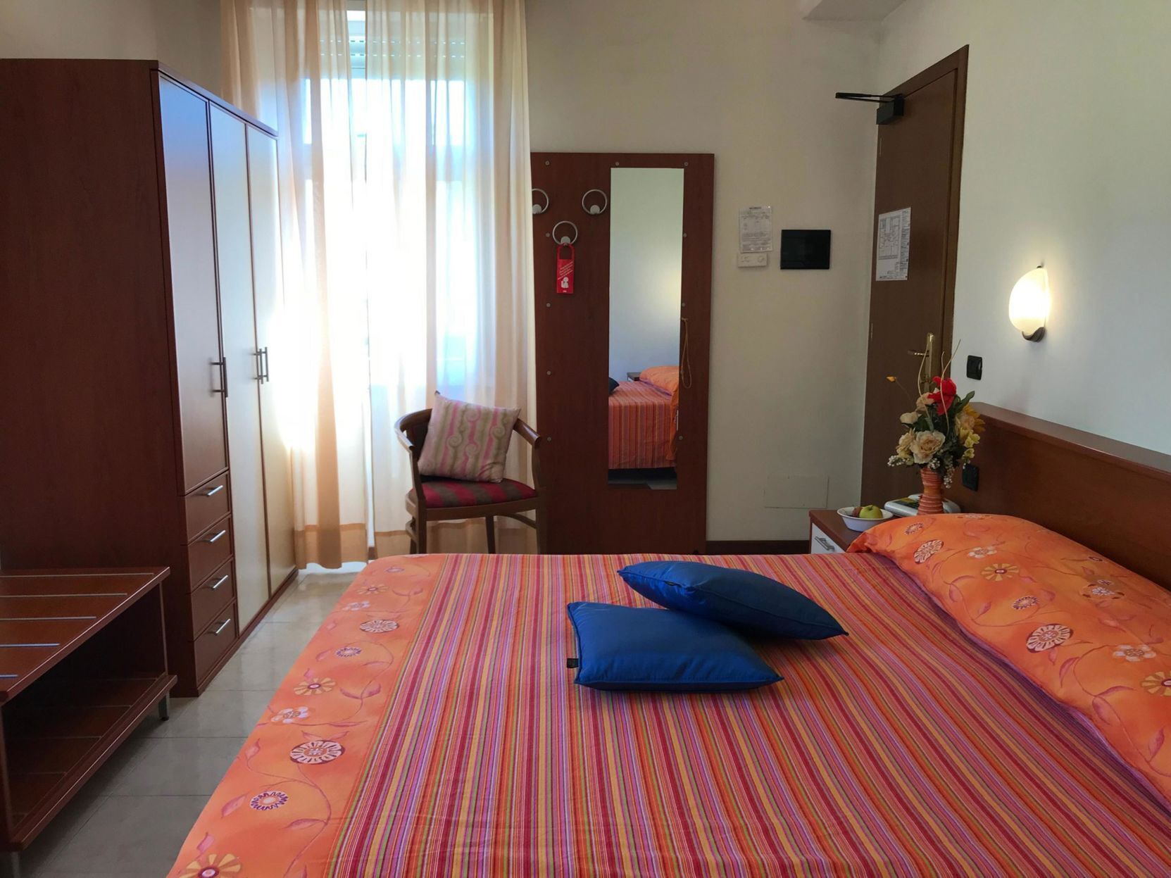 Luxe beddengoed, een minibar, een kluis op de kamer, een bureau