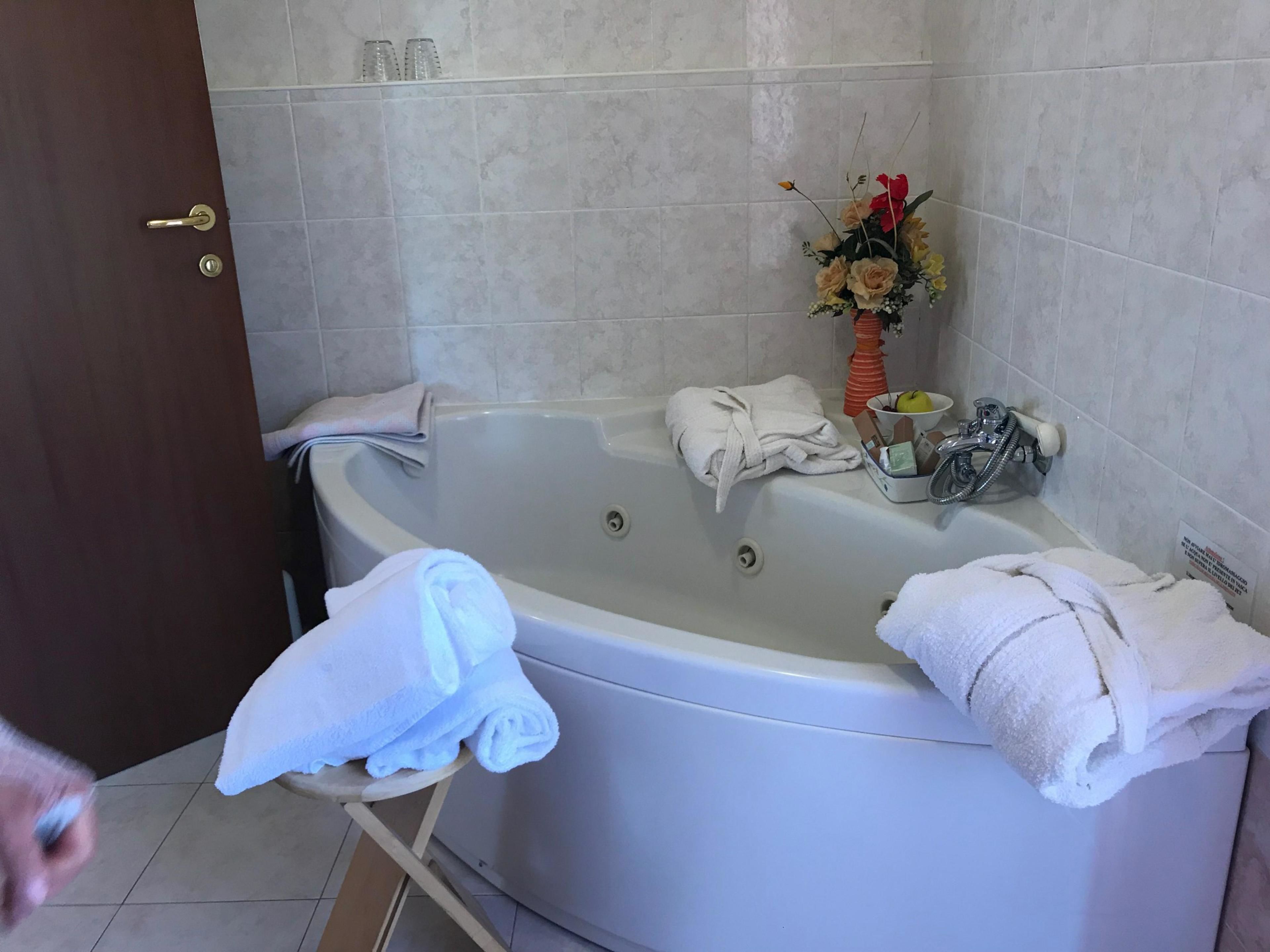 deluxe double or twin room, hill view | jetted bathtub