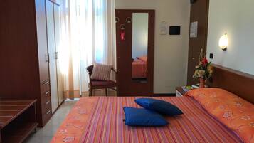 Superior-Doppelzimmer, Poolblick | Hochwertige Bettwaren, Minibar, Zimmersafe, Schreibtisch