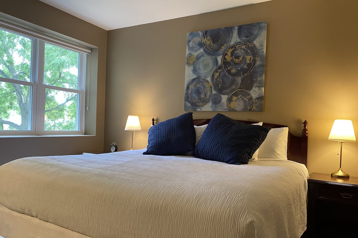 Standard Room, 1 King Bed, Non Smoking, Garden View | Premium bedding, individually decorated, individually furnished, desk