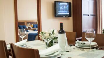 Una televisión de pantalla plana