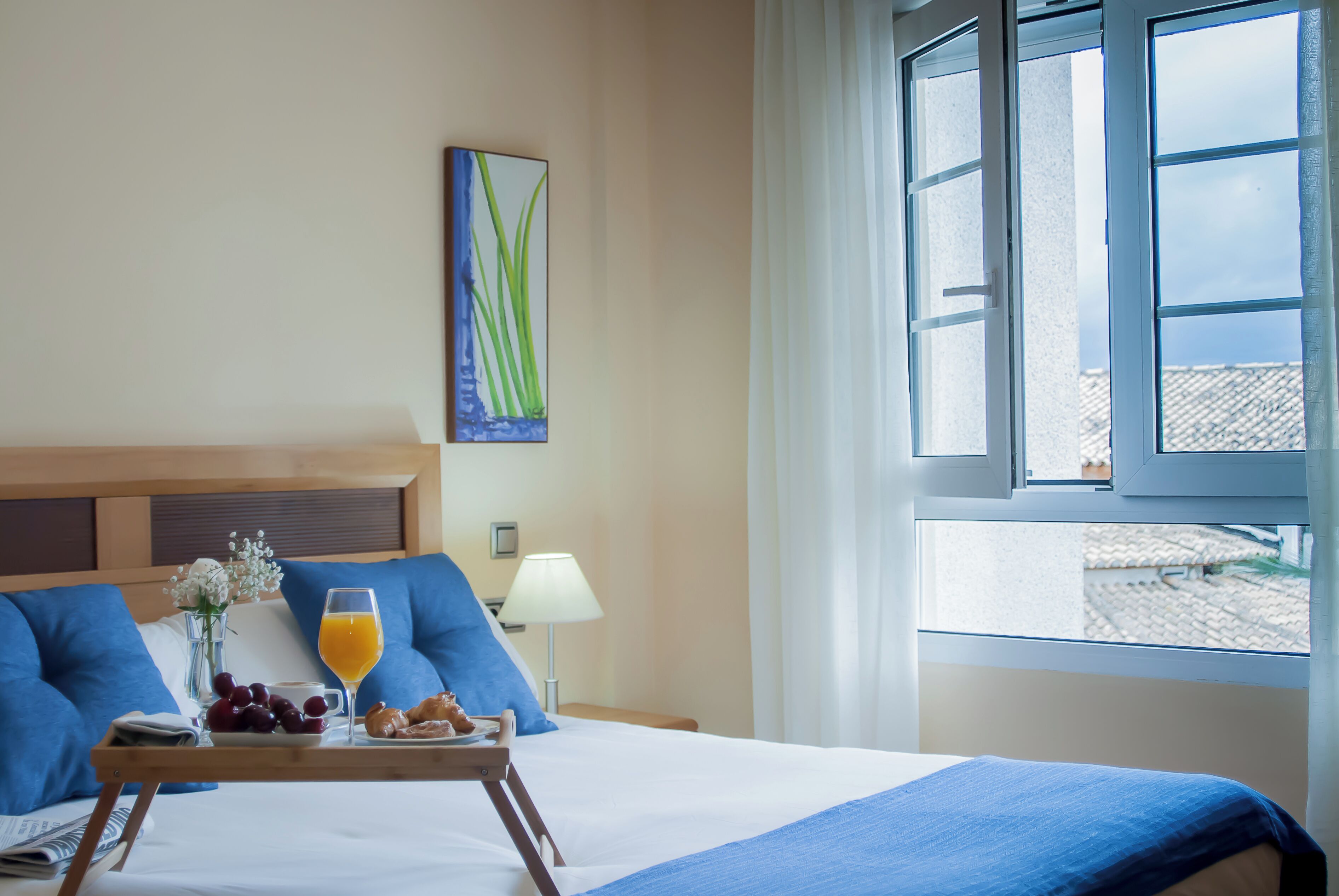 1 chambre, bureau, fer et planche à repasser