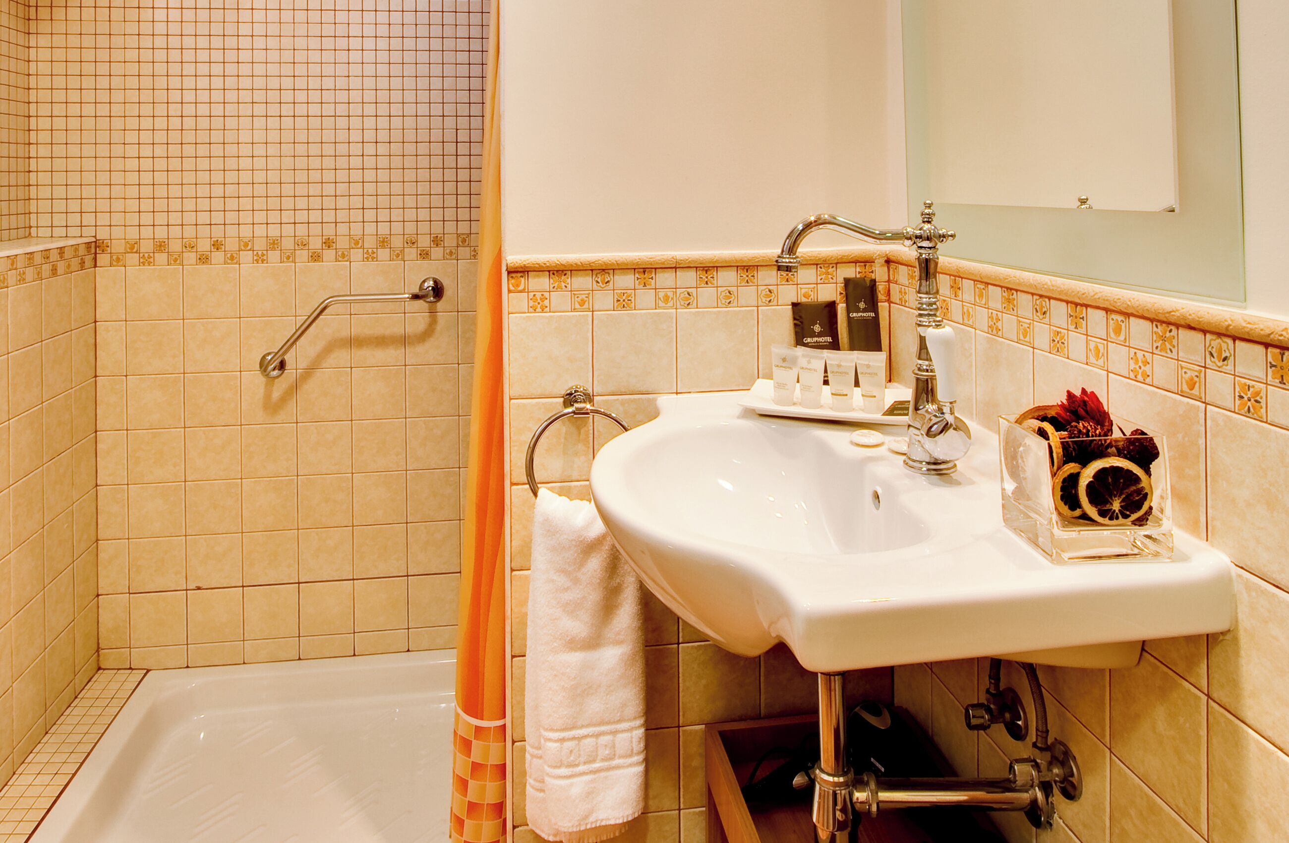 Een douche, gratis toiletartikelen, een haardroger, een bidet