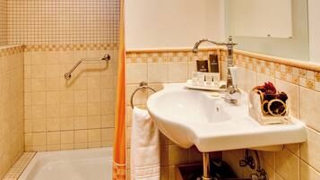 Een douche, gratis toiletartikelen, een haardroger, een bidet