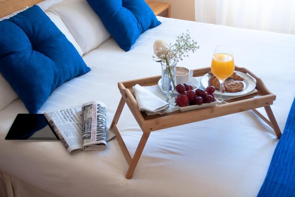 1 habitación, escritorio, tabla de planchar con plancha y camas extra 