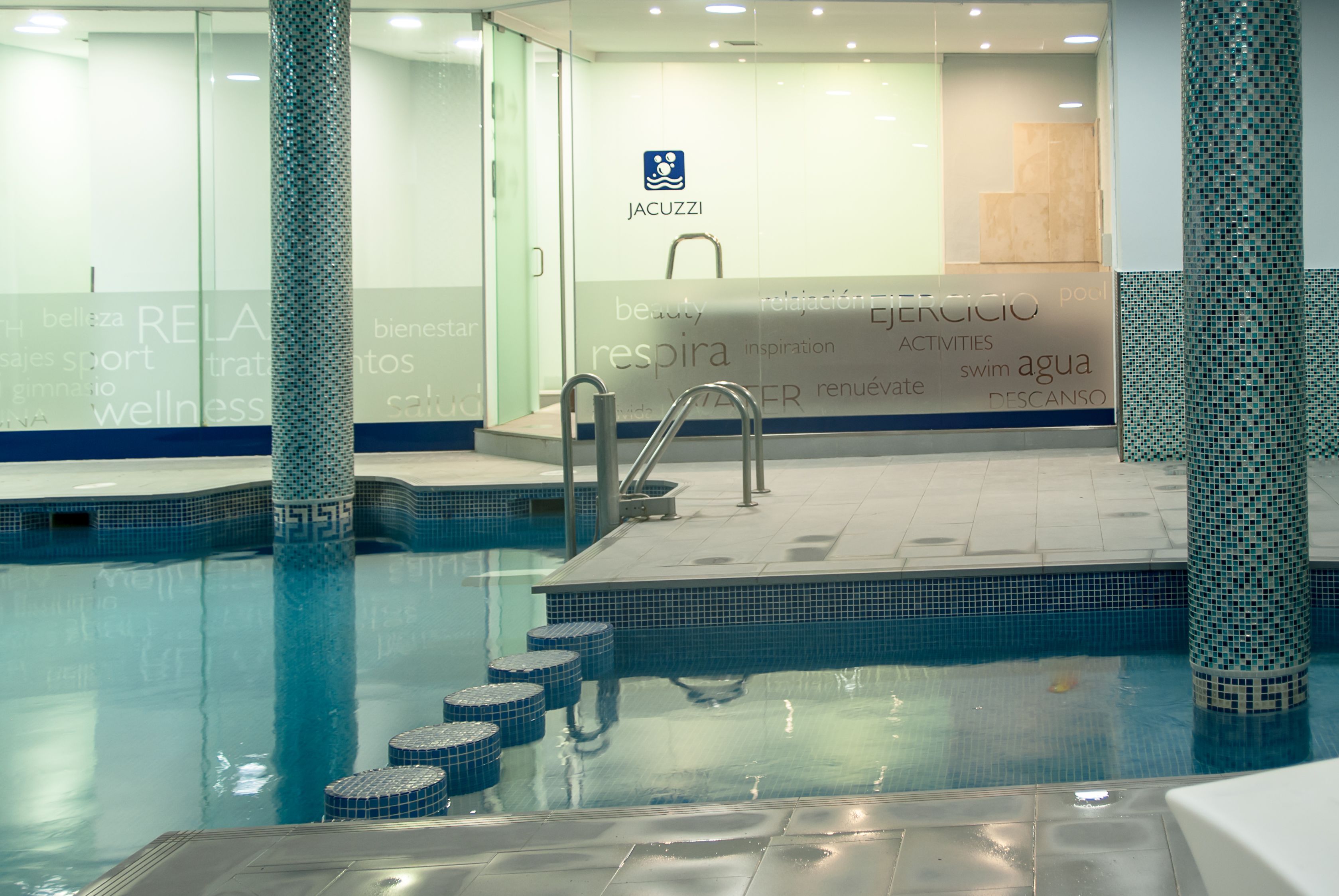 Una piscina cubierta, una piscina al aire libre de temporada