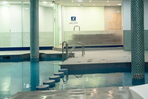 Una piscina techada, una piscina al aire libre de temporada