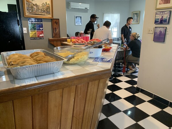 Un buffet proposant une variété de plats, avec un sol à carreaux.