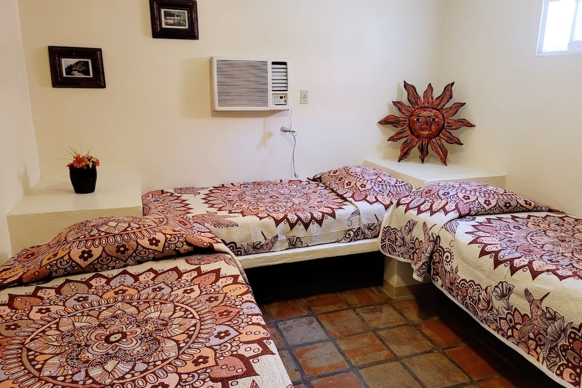 Chambre Deluxe (3-Twin Beds Deluxe Room) | Décor unique, ameublement unique, fer et planche à repasser