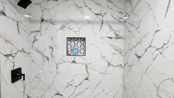 The Jessup Room | Bathroom | Free toiletries, hair dryer, towels, soap