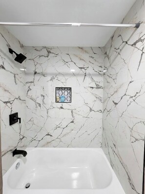 The Jessup Room | Badezimmer | Kostenlose Toilettenartikel, Haartrockner, Handtücher, Seife