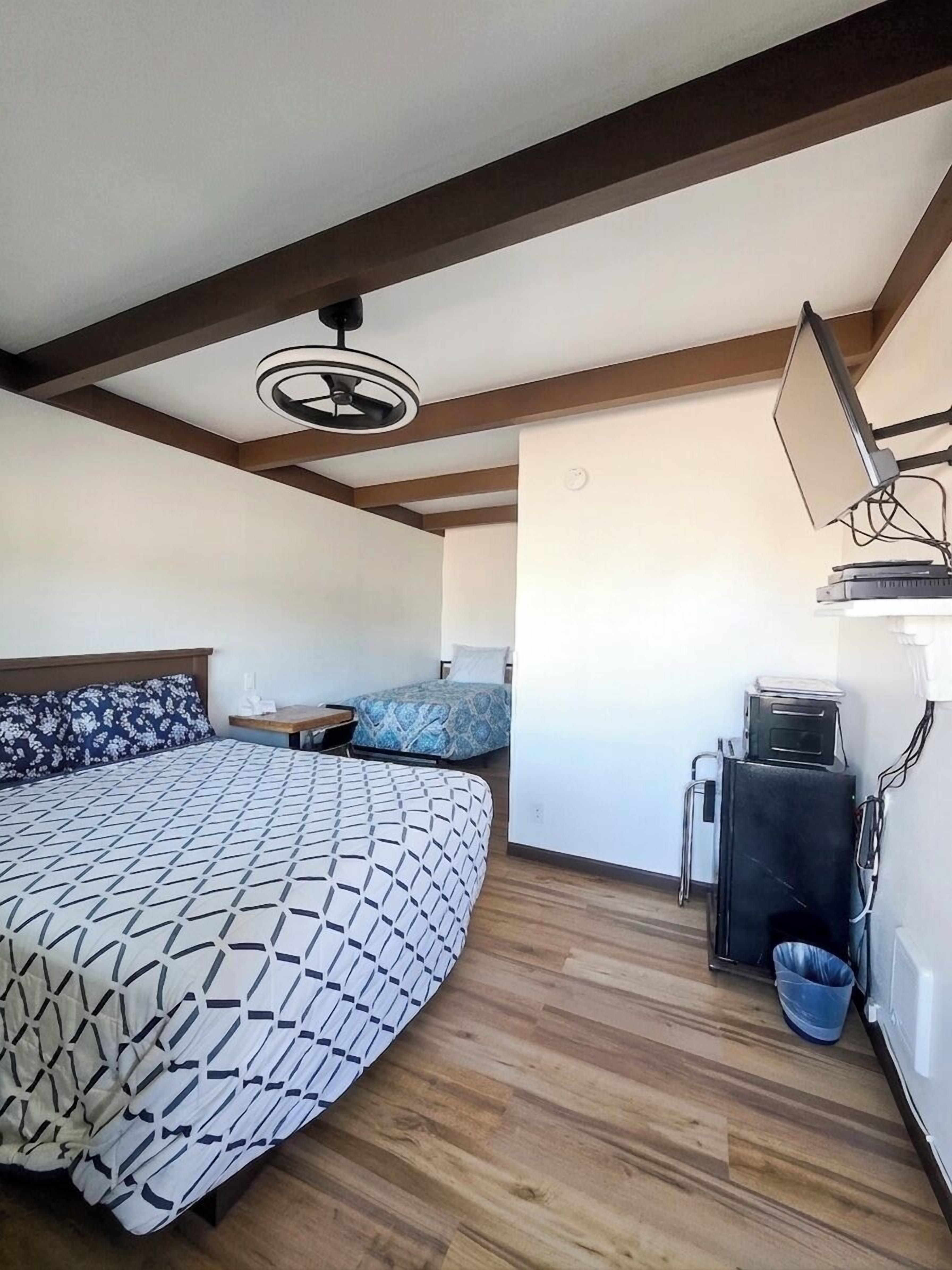 Motel Queen and Twin | Iron/ironing board, free WiFi, bed sheets