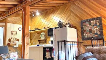 The Porter Loft | 1 bedroom, iron/ironing board, free WiFi, bed sheets
