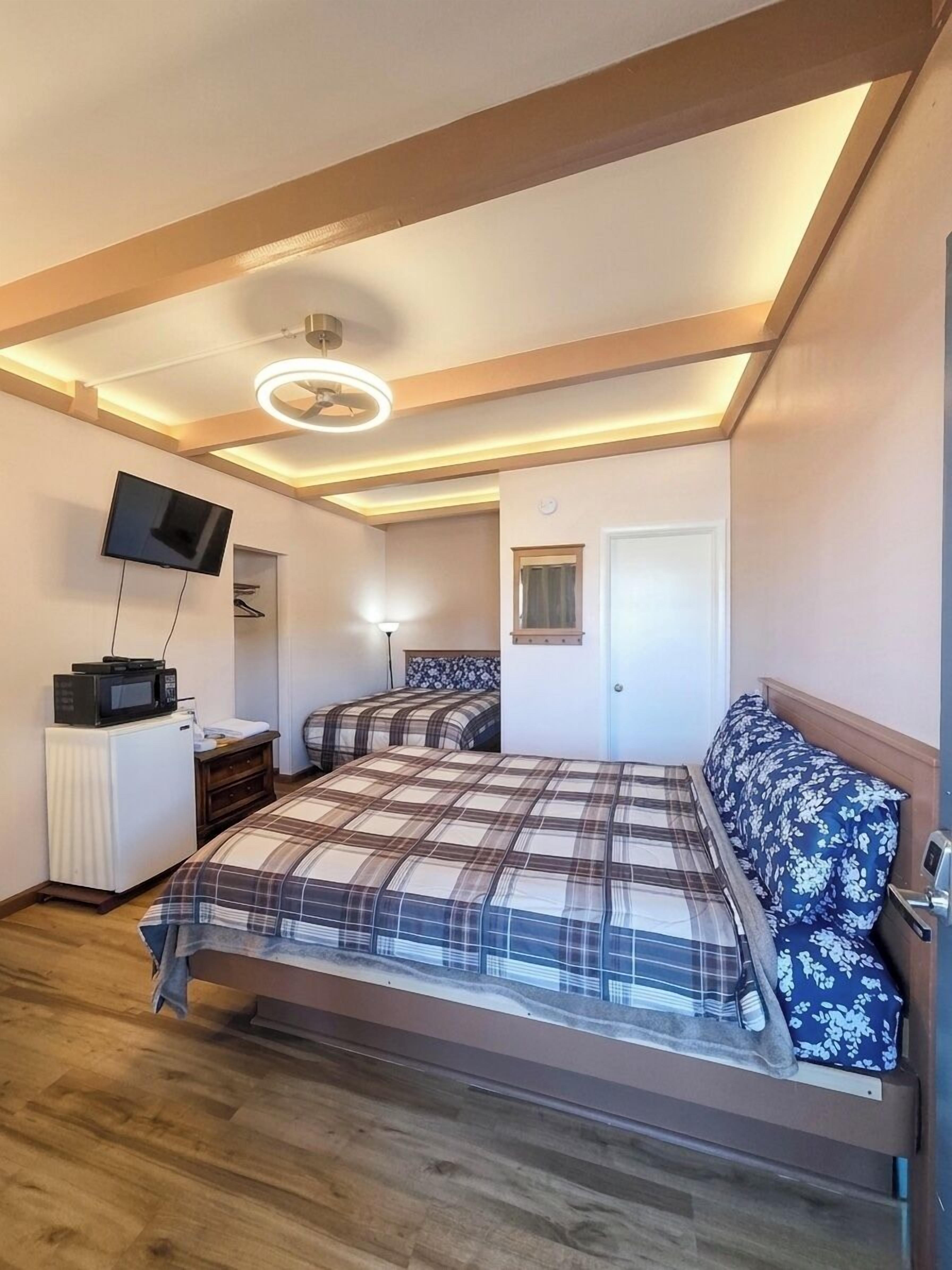 Motel Queen and Double | Iron/ironing board, free WiFi, bed sheets