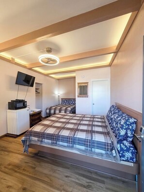 Motel Queen and Double | Iron/ironing board, free WiFi, bed sheets