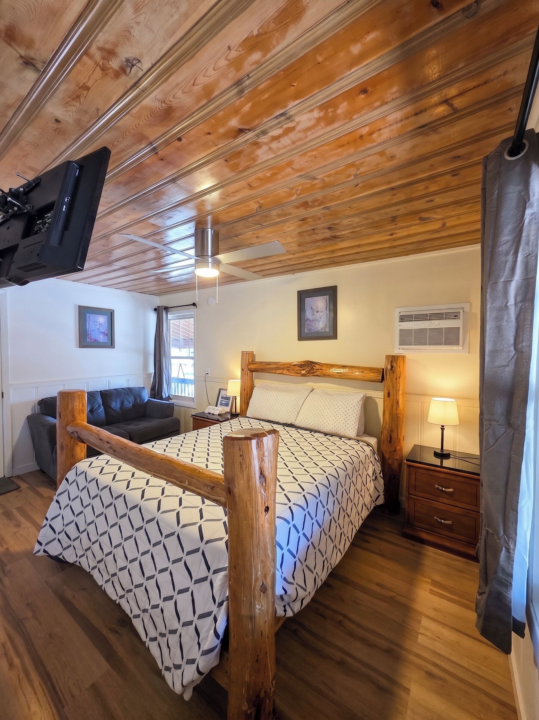The Caddis Room | Iron/ironing board, free WiFi, bed sheets