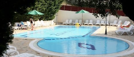 Utomhuspool med öppettider 09.00 till 18.00, och solstolar