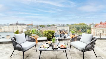 Premium bedding, in-room safe, desk, laptop workspace