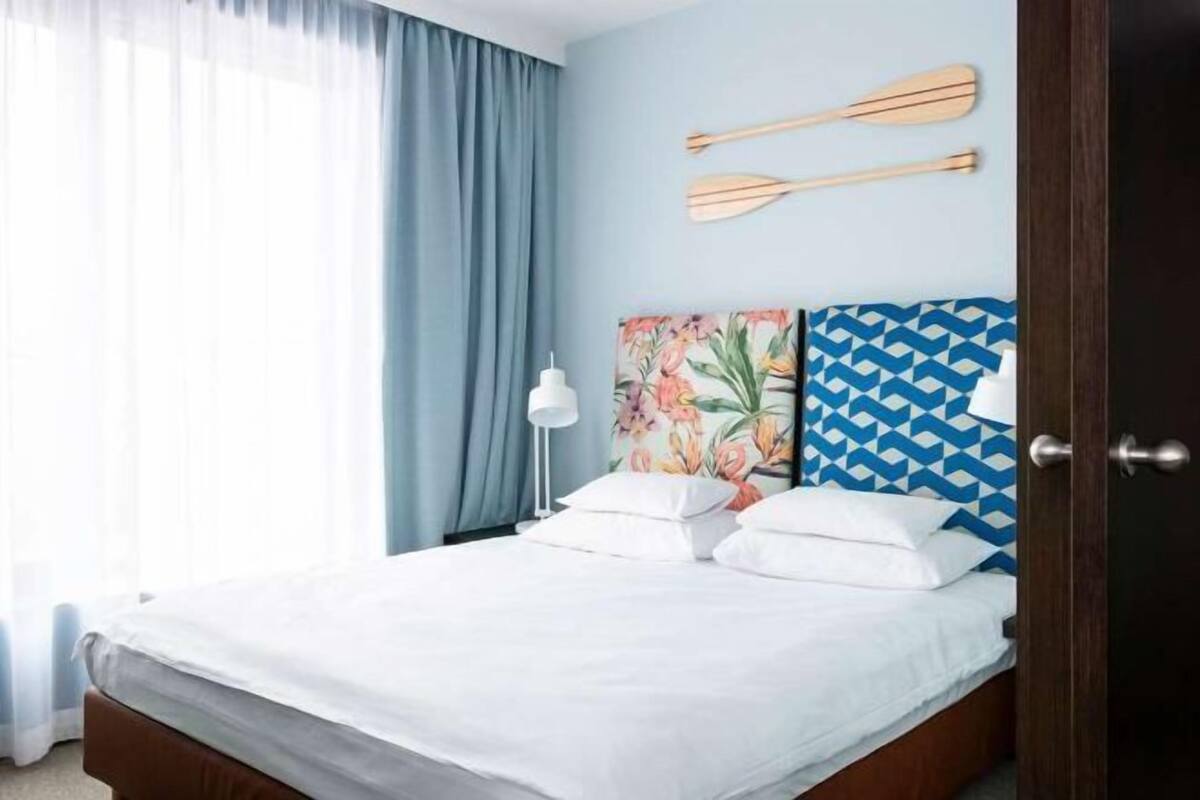 Ropa de cama de alta calidad y caja de seguridad en la habitación