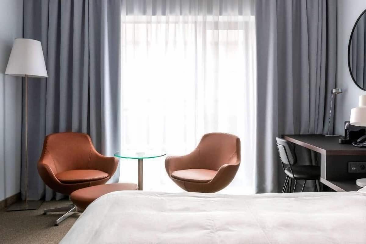 Sängtillbehör av högsta kvalitet och värdeförvaringsskåp på rummet