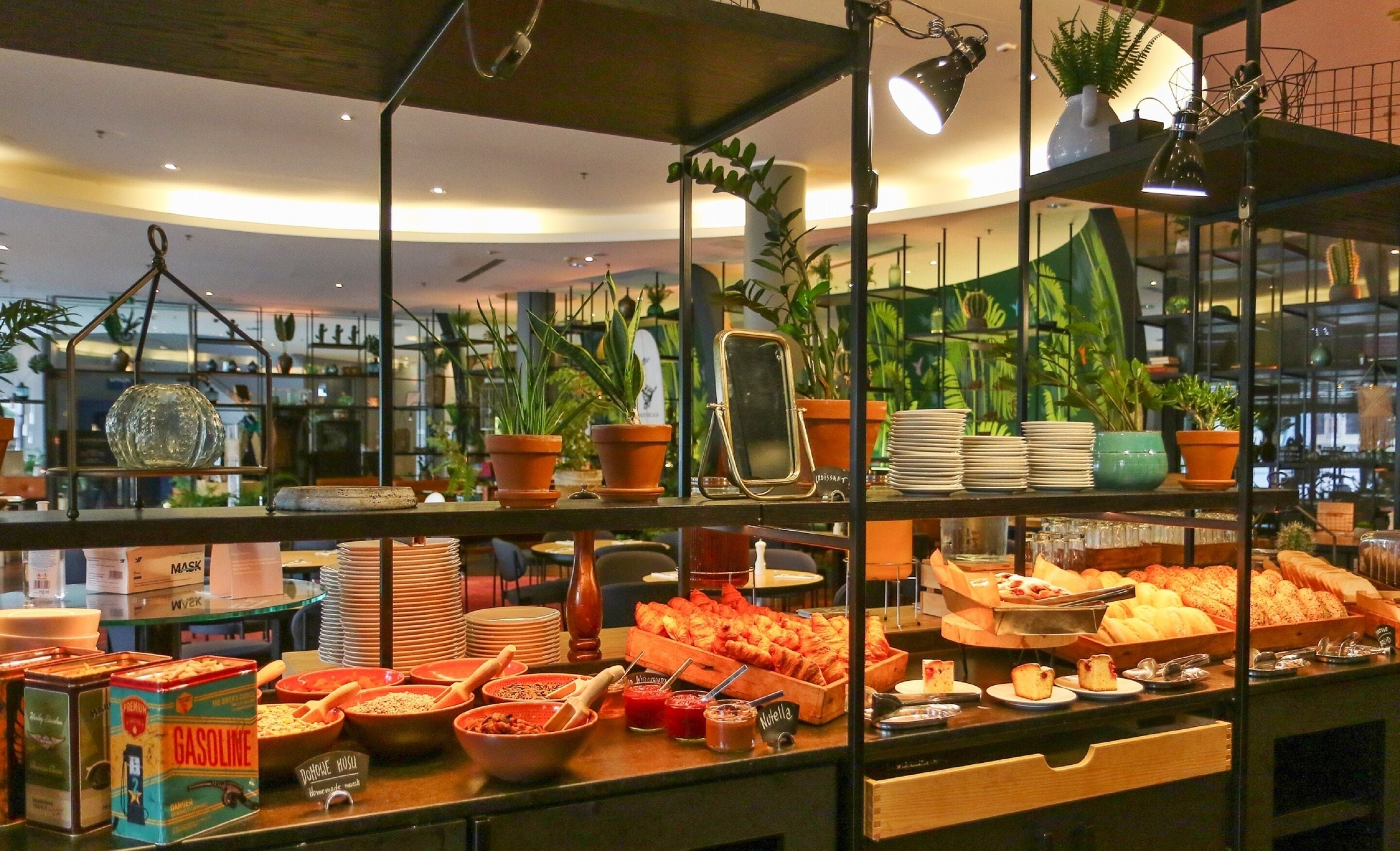 Daily buffet breakfast (PLN 90 per person)