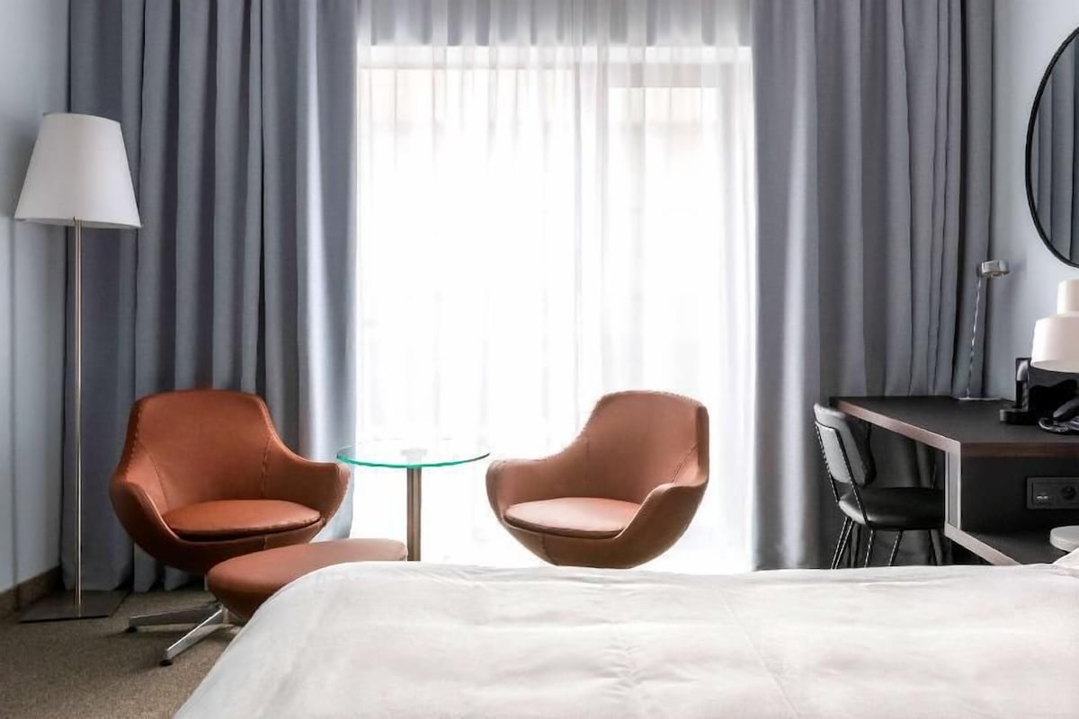 Premium bedding, in-room safe, desk, laptop workspace
