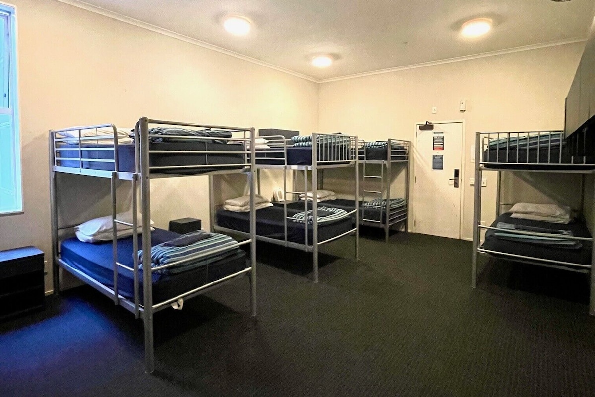 Shared Dormitory (8 beds) | Peti besi dalam bilik, seterika/papan seterika, Wi-fi percuma