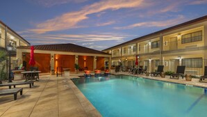 A hotel pool area with outdoor seating and a view of the building. - Best Western San Isidro Inn (Laredo)